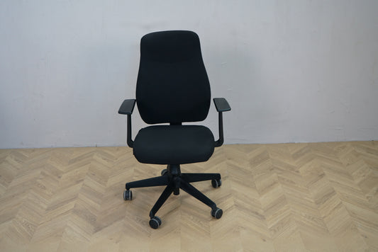 Canadian Ergo Eco 2 kontorstol i sort med armlæn, set forfra.