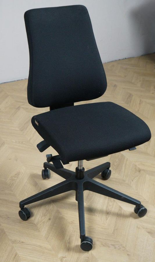 Canadian Ergo kontorstol i sort set forfra med blød polstring og ergonomisk design