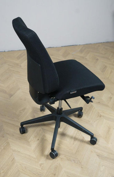 Sidevisning af Canadian Ergo kontorstol med justerbart ryglæn og armlæn