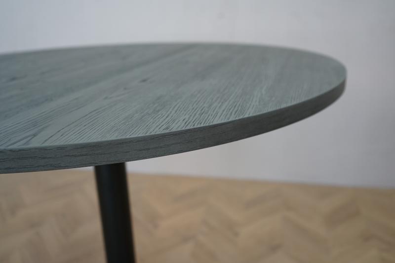 Detaljebillede af bordplade og stel på Carnett rundt cafébord Ø100 cm – grå og sort