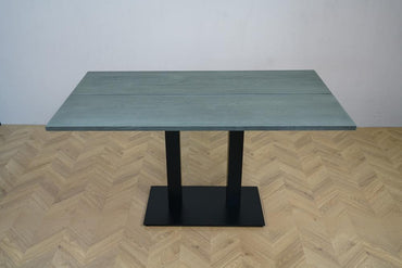 Carnett spisebord i grå og sort – frontvisning af rektangulær bordplade og sort stel