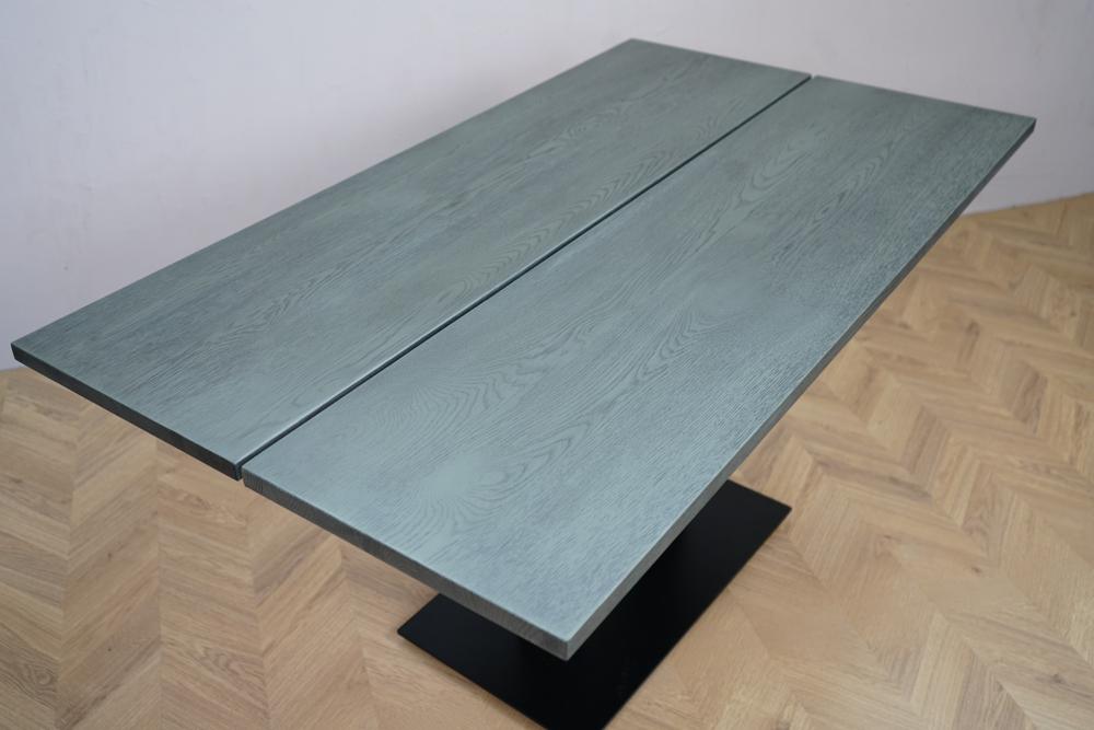 Topbillede af Carnett spisebord 140x80 med grå trælook og sorte ben