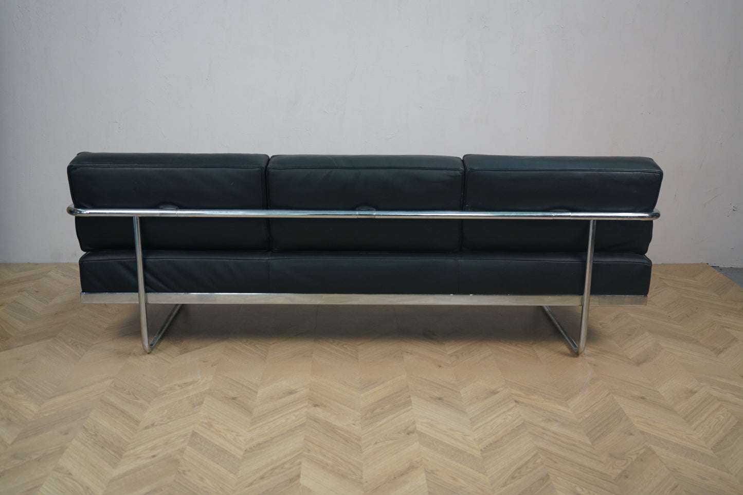 Cassina LC5 designersofa i sort læder set bagfra – kromramme og minimalistisk Le Corbusier design