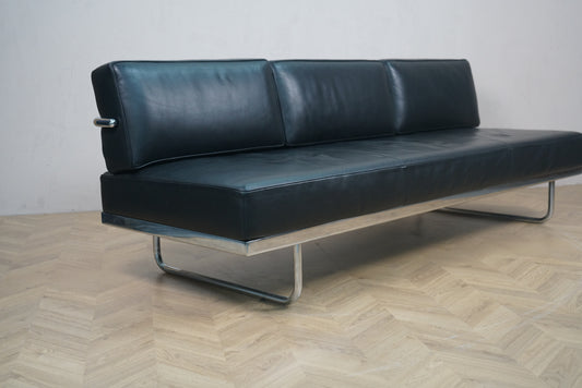 Cassina LC5 designersofa i sort læder set forfra – Le Corbusier design, klassisk sofa i flot stand