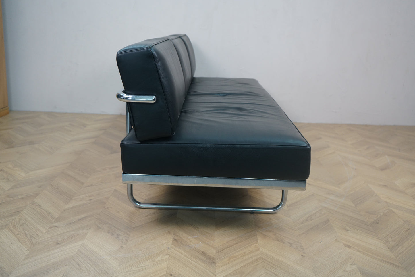 Cassina LC5 designersofa i sort læder set fra siden – kromstel og luksuriøst italiensk design
