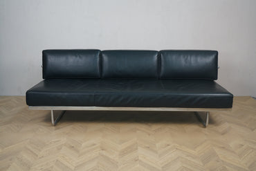 Cassina LC5 designersofa i sort læder set fra skrå vinkel – elegant og tidløst Le Corbusier design