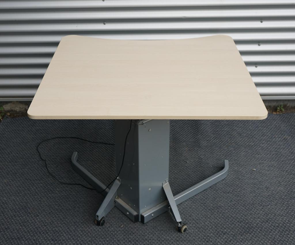 Conset hæve-sænkebord i ahornfiner 100x100 cm med synlige baghjul og gråt stel set bagfra