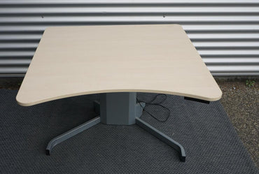 Conset hæve-sænkebord i ahornfiner 100x100 cm set forfra med gråt understel og hjul