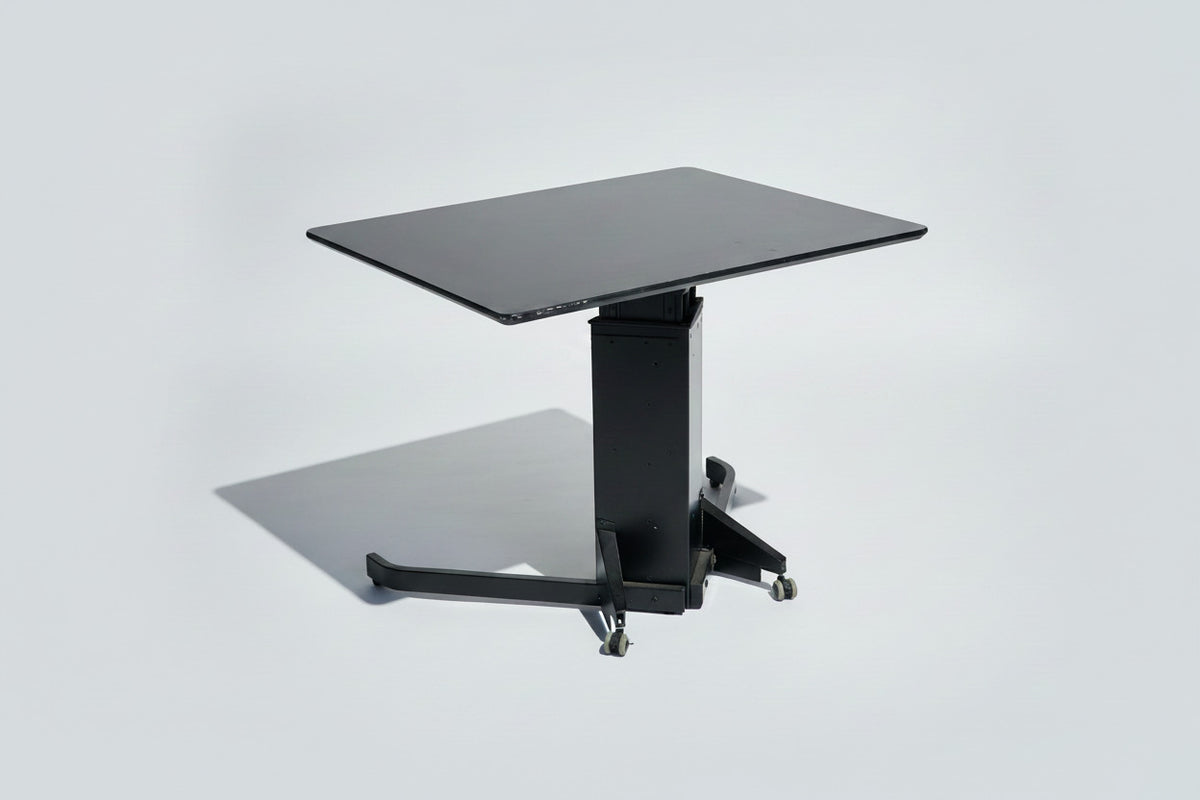 Bagfra af ConSet hæve-sænkebord 100x80 cm med sort laminatbordplade, sort stel og hjul.