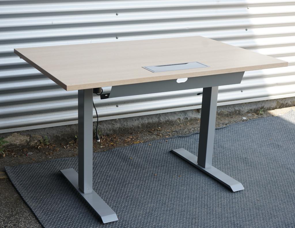 Conset hæve-sænkebord 120x80 i egetræ set bagfra med kabelbakke og robust elektrisk stel.