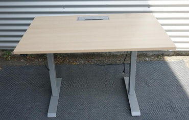 Frontbillede af Conset hæve-sænkebord 120x80 i egetræ med stilrent design og elektrisk højdejustering.