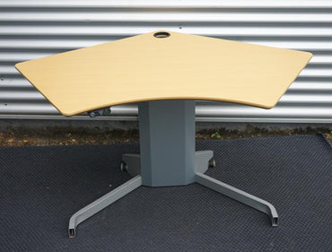 Frontvisning af Conset hæve-sænkebord i bøg med elektrisk justerbart enkeltsøjlet stel.