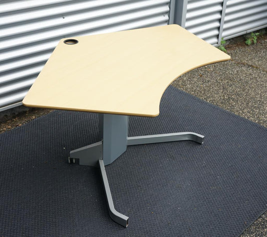 Conset hæve-sænkebord 138x92 cm i bøg set fra siden med enkeltsøjlet el-stel og hjul.
