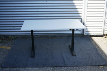 Conset hæve-sænkebord 140x80 i hvid laminat med sort stel set forfra