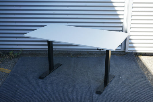 Conset hæve-sænkebord 140x80 hvid laminat og sort stel set fra skrå vinkel
