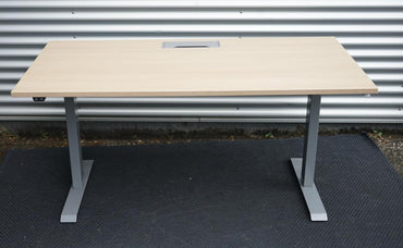 Frontvisning af Conset hæve-sænkebord 160x80 i flot egetræ med kabelbakke og kabelgennemføring.