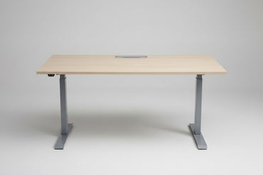 Frontvisning af Conset hæve-sænkebord 160x80 i flot egetræ med kabelbakke og kabelgennemføring.