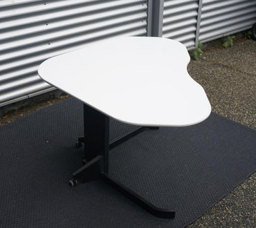 Conset hjerteformet hjørneskrivebord 117x90 cm med hvid bordplade og sort stel set skråt