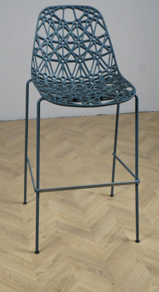 Crassevig Nett barstol i blå med 82 cm siddehøjde – frontvisning, velegnet til både inde- og udendørs brug.