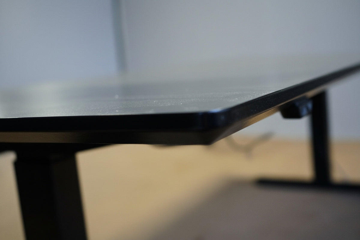 Close up af Cube Design bordplade i antracitgrå laminat med sort affaset kant