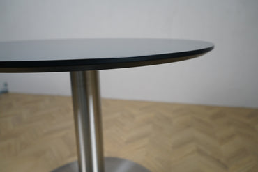 Close up af Cube Design cafébord med antracitgrå nano laminat bordplade og sort kant