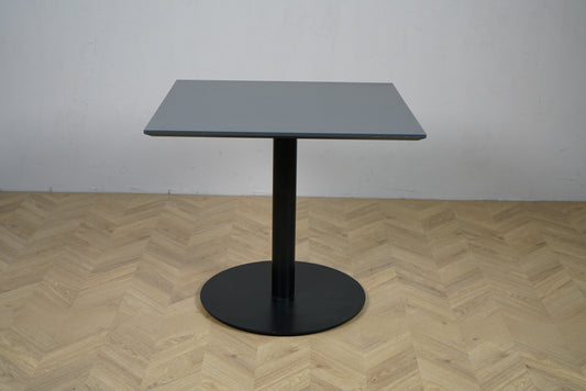 Cube Design cafébord i mørkegrå laminat med sort metalstel set forfra