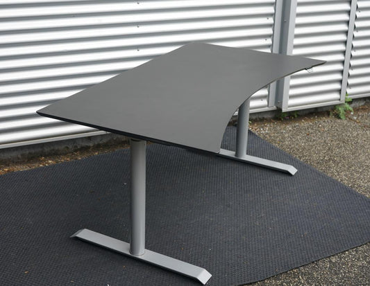 Cube Design hæve-sænkebord 160x90 cm i sort set fra siden med elegant buet bordplade.