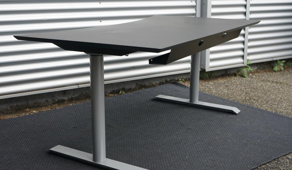Skrå vinkel af Cube Design hæve-sænkebord 160x90 i sort med affasede kanter og elegant bue.