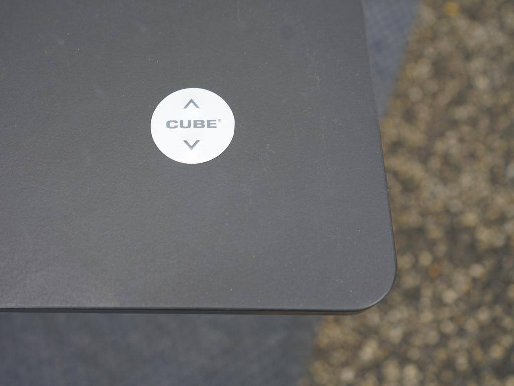 Detaljebillede af højdejusteringsknap med Linak Piezo teknologi på Cube Design hæve-sænkebord.