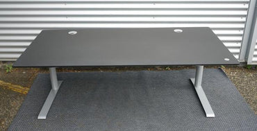 Frontvisning af Cube Design hæve-sænkebord i sort linoleum 180x90 cm med gråt stel.