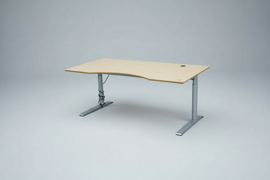 Cube Design hæve-sænkebord i egetræ set fra skrå vinkel med mavebue, sølvgråt stel og kabelgennemføring, 180x90 cm.