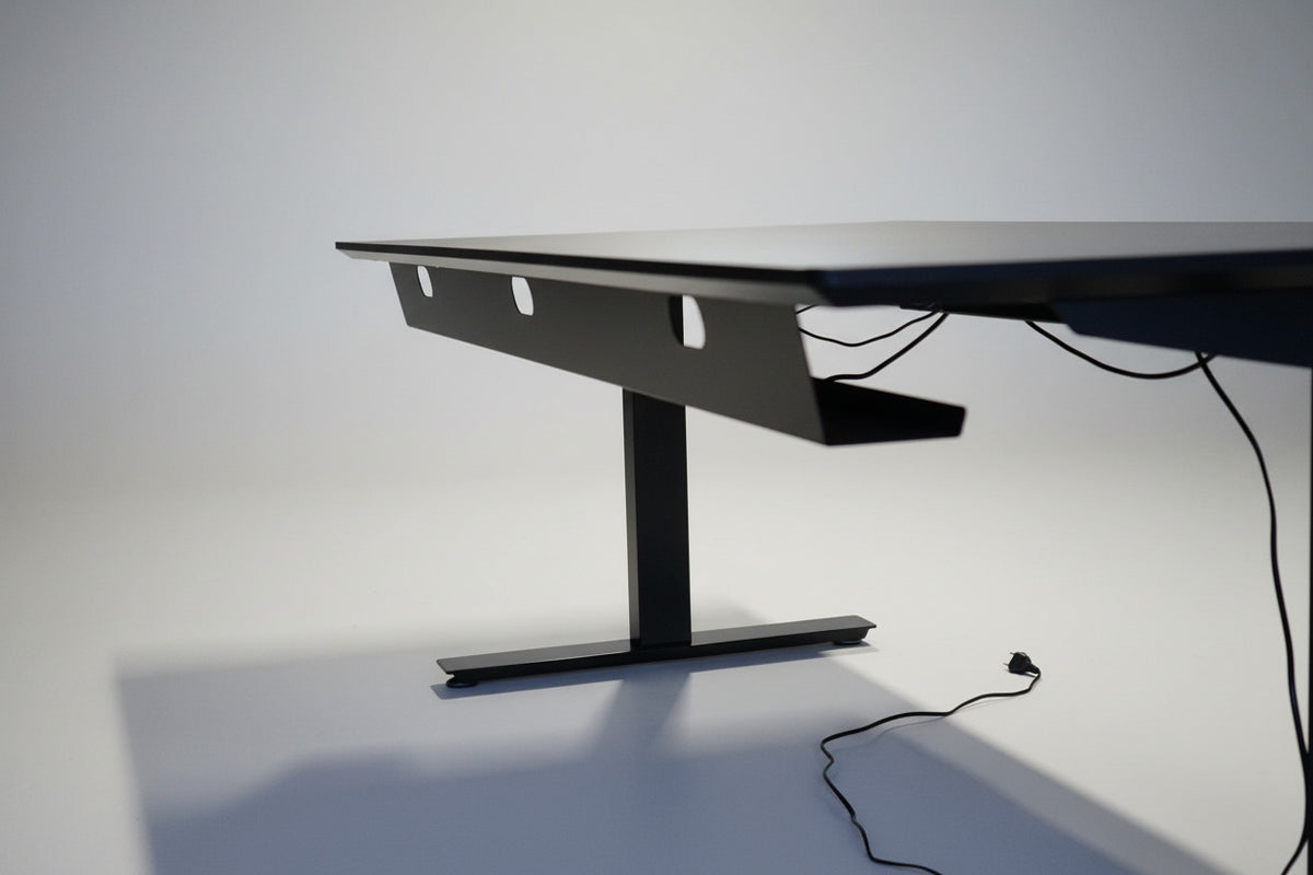 Sort kabelbakke monteret under Cube Design hæve-sænkebord