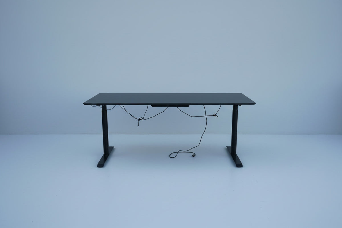 Detalje af fasset kant på Cube Design hæve-sænkebord sort laminat