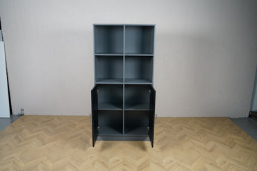 Cube Design høj reol med 8 rum og åbne sorte skabe set forfra