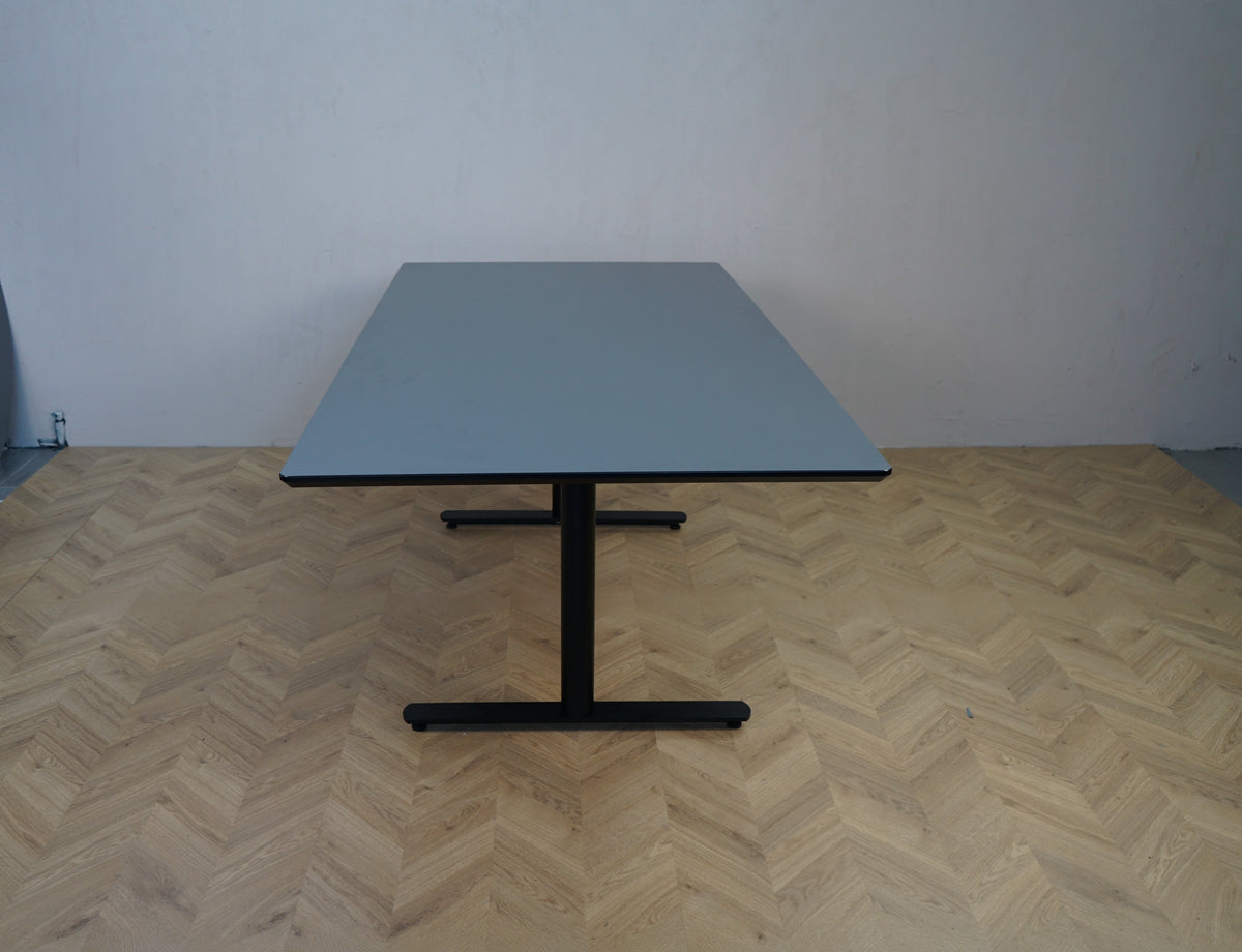 Cube Design mødebord i grå laminat med sort stel set fra siden