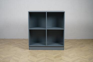 Cube Design reol med 4 rum i antracitgrå set forfra