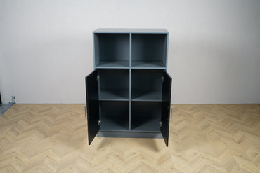 Cube Design reol med 6 rum og åbne sorte skabe set forfra