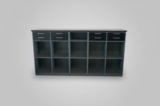 Cube Design reol i antracitgrå med 11 rum og 8 skuffer set forfra med mørkegrå topplade