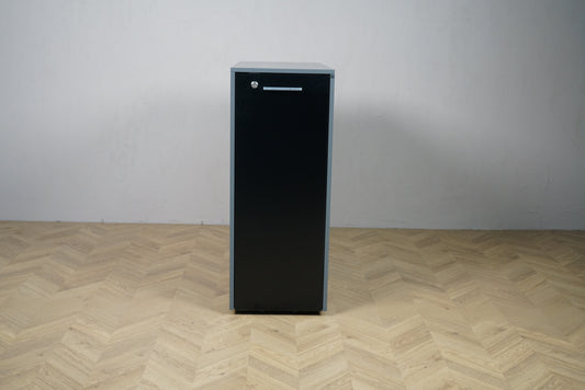 Cube Design venstrevendt udtræksreol i antracitgrå set forfra