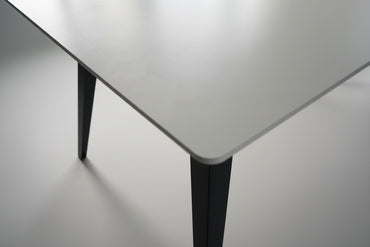 Close-up af Cube Spider bordplade i mørkegrå nano laminat med faset kant