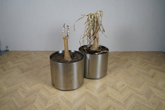 Cylindrisk metalpotte på hjul set forfra med industrielt udtryk