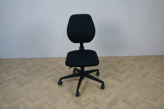 Daarbak Paris sort kontorstol med lav ryg og asynkron mekanisme set forfra.