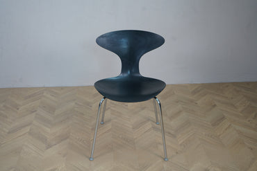 Frontbillede af Danerka sort spisebordsstol i klassisk kantinestol-design