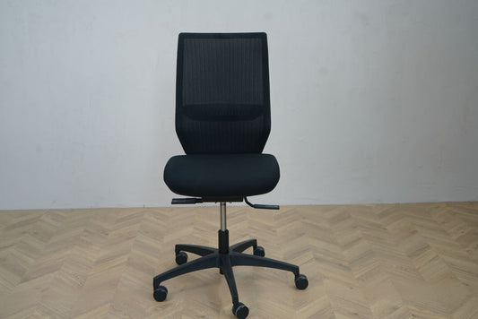 Frontbillede af Dauphin kontorstol i sort mesh uden armlæn med justerbar lændestøtte