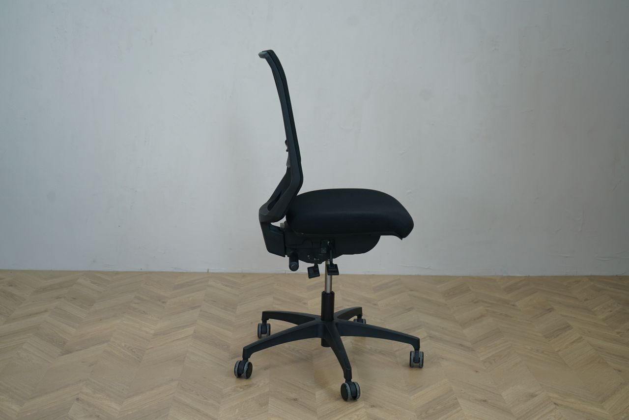 Sidebillede af ergonomisk Dauphin kontorstol i sort mesh uden armlæn