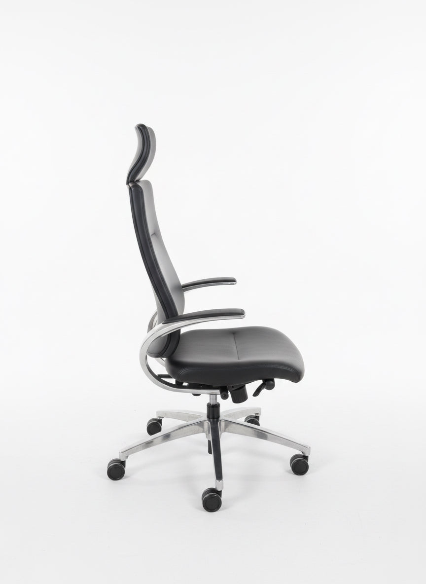 Dauphin sort lederkontorstol set fra siden med ergonomisk høj ryg, buede armlæn og poleret krom fodkryds.
