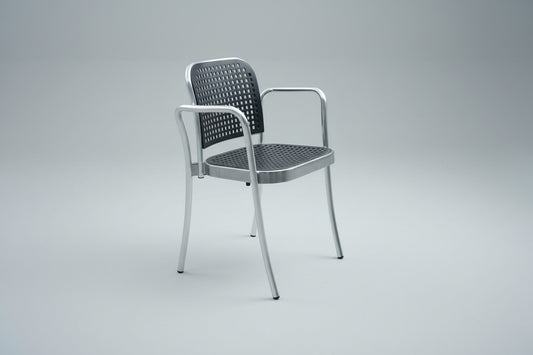 De Padova Silver stol med armlæn i sort og aluminium designet af Vico Magistretti – skrå vinkel