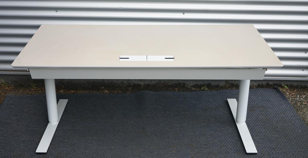 Bagfra visning af Dencon Delta hæve-sænkebord 160x80 cm med stabilt stel og kabelstyring.
