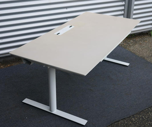 Dencon Delta hæve-sænkebord 160x80 cm med beige linoleumsplade og moderne design, set fra skrå vinkel.