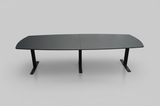 Dencon Delta konferencebord 270x120 i sort set forfra med tøndeformet bordplade.